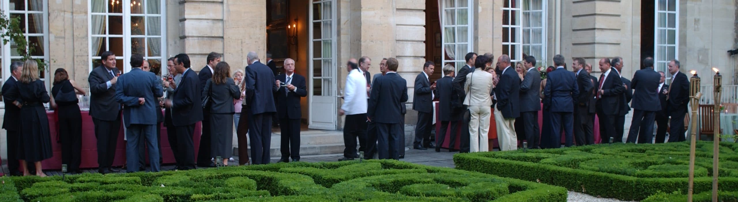 Réception d'été au Musée de la Chasse, Paris, un cocktail dînatoire est servi aux invités avec plusieurs cuvées de champagne à la dégustation