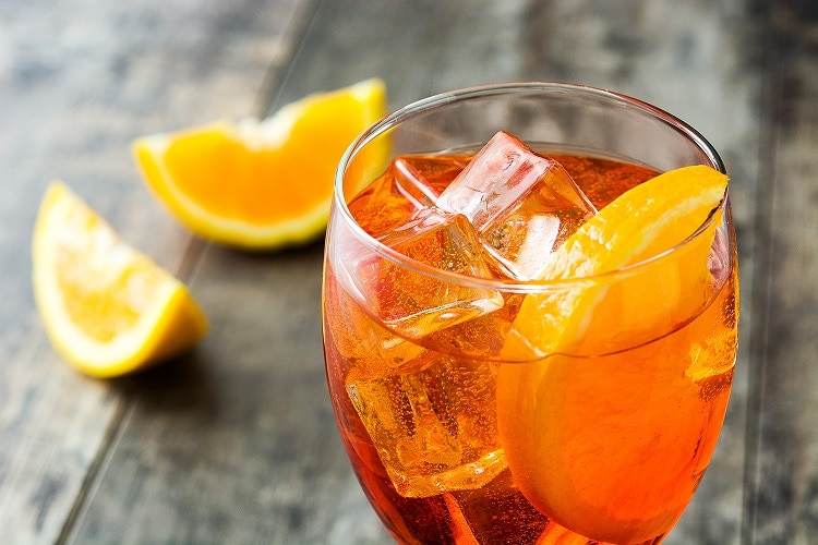 Le Spritz, cocktail italien originaire de la vénétie, initialement préparé avec du prosecco, a été mis au goût des français avec du champagne Brut. Les autres ingrédients n'ont pas changé : orange bio, Campari ou Aperol, eau pétillante, glaçons,etc.